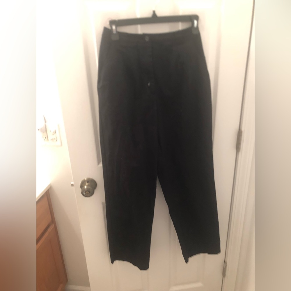 High waisted black pant with straight leg